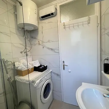 Nino Makarska-besplatan Parking Apartment