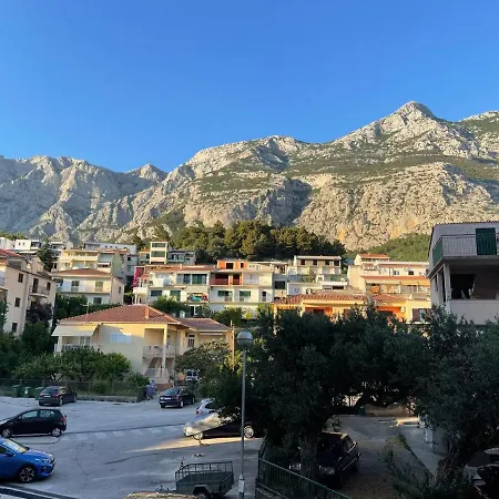 Nino Makarska-besplatan Parking Apartment Makarska